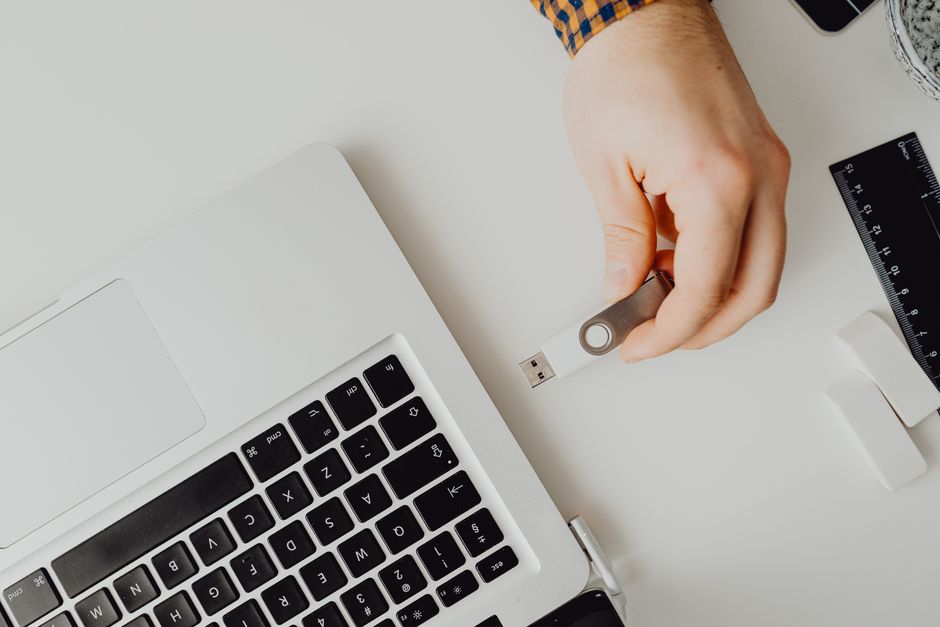 Storage drive representing cached data