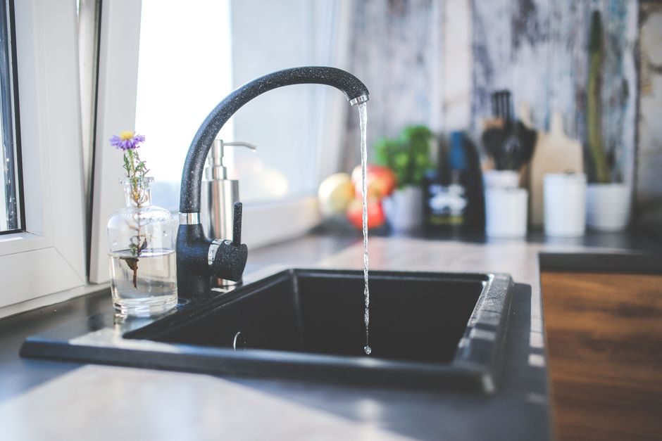 Modern clean kitchen faucet