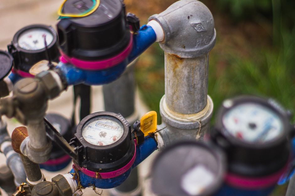 Residential water meter with flow indicator